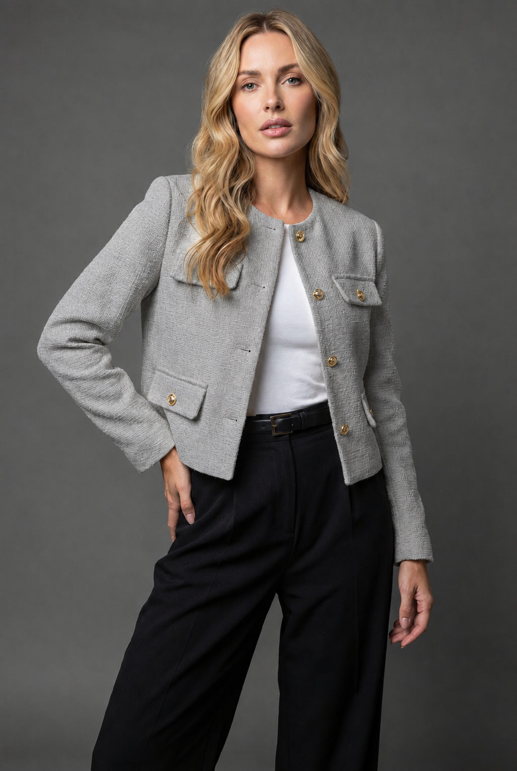 Blazer in Tweed Corto con Bottoni Dorati e Tasche a Patta