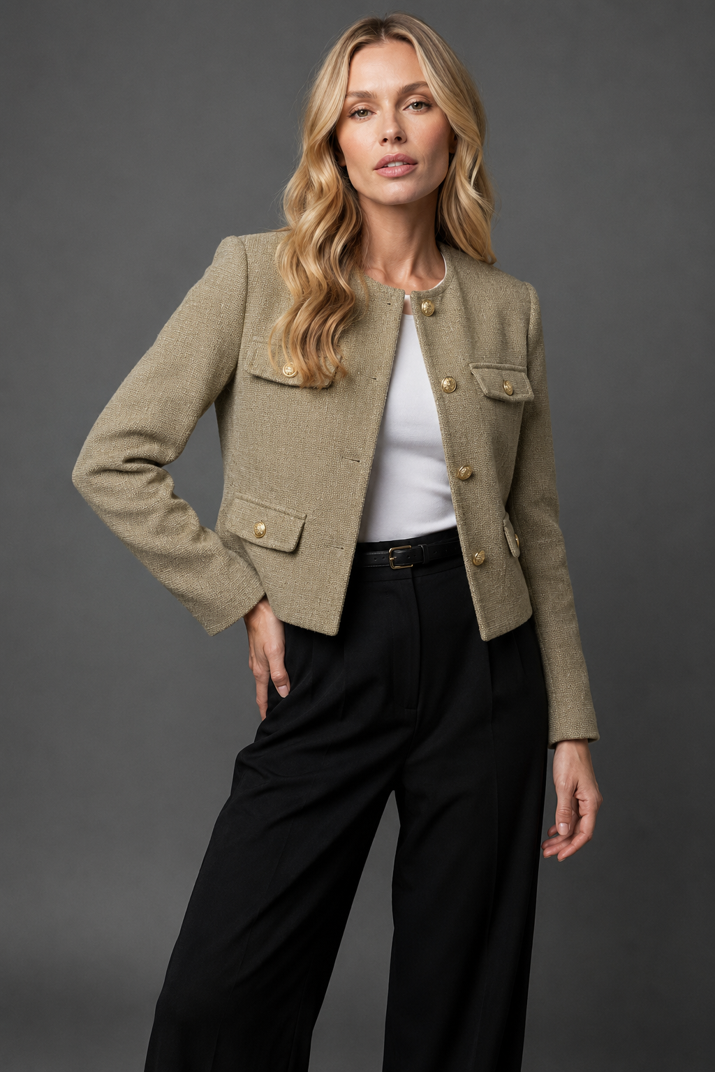 Blazer in Tweed Corto con Bottoni Dorati e Tasche a Patta