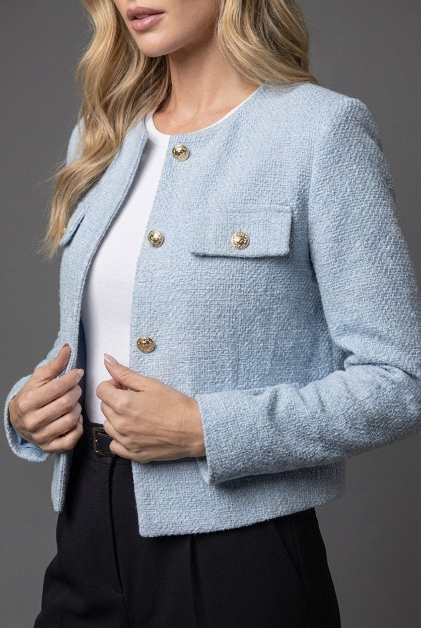 Blazer in Tweed Corto con Bottoni Dorati e Tasche a Patta