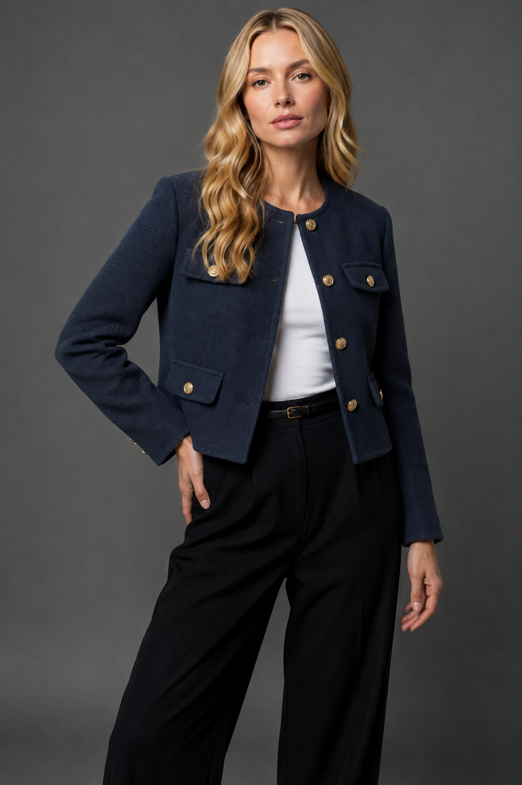 Blazer in Tweed Corto con Bottoni Dorati e Tasche a Patta