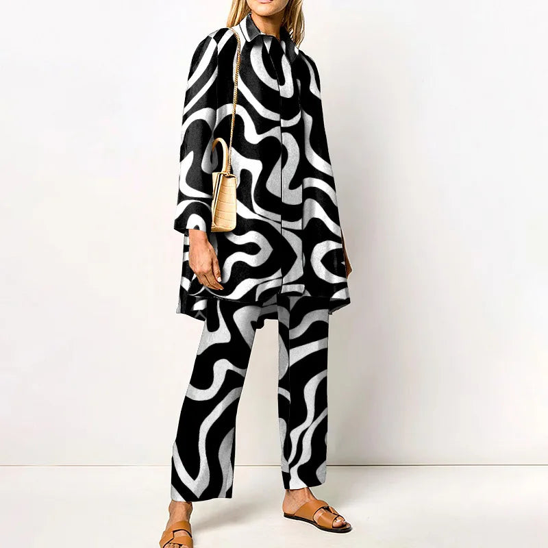 Completo elegante da donna in due pezzi vintage - camicetta e pantaloni alla moda