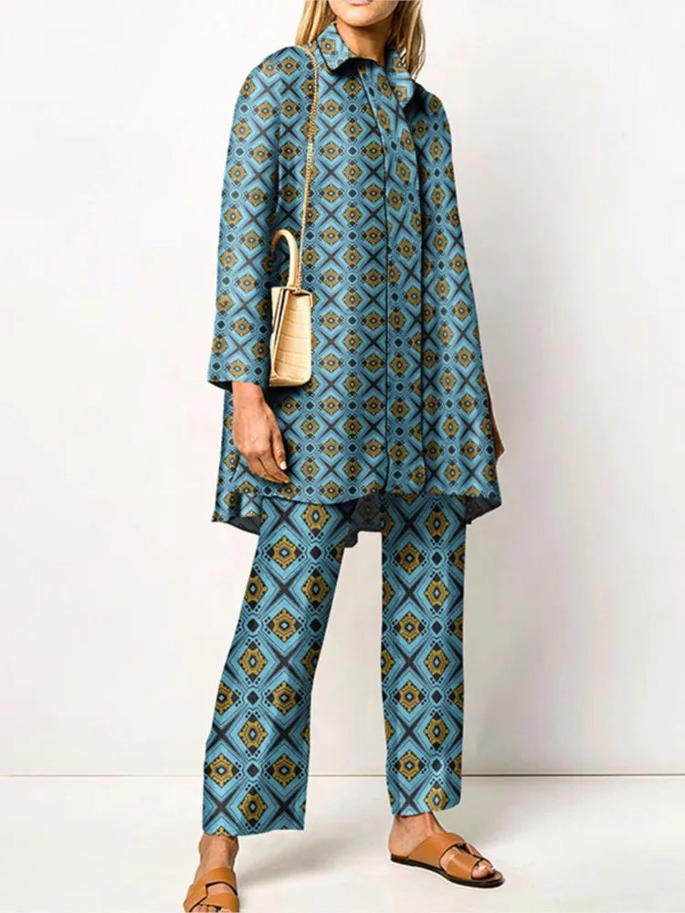 Completo elegante da donna in due pezzi vintage - camicetta e pantaloni alla moda