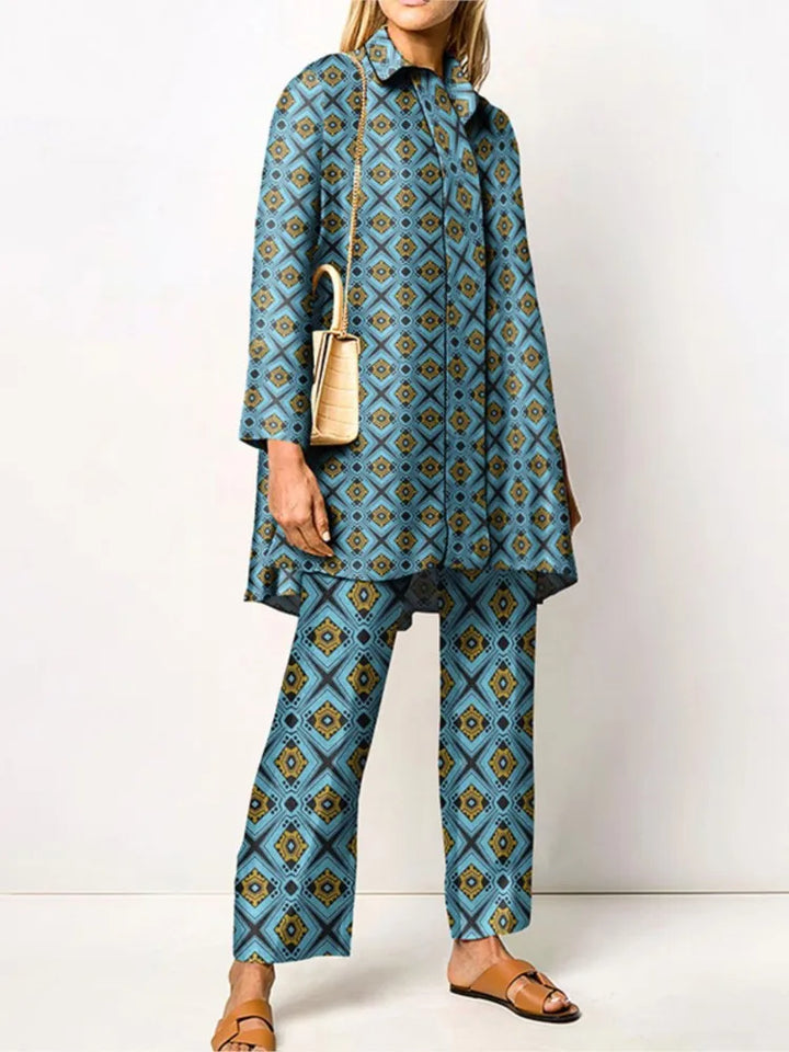 Completo elegante da donna in due pezzi vintage - camicetta e pantaloni alla moda