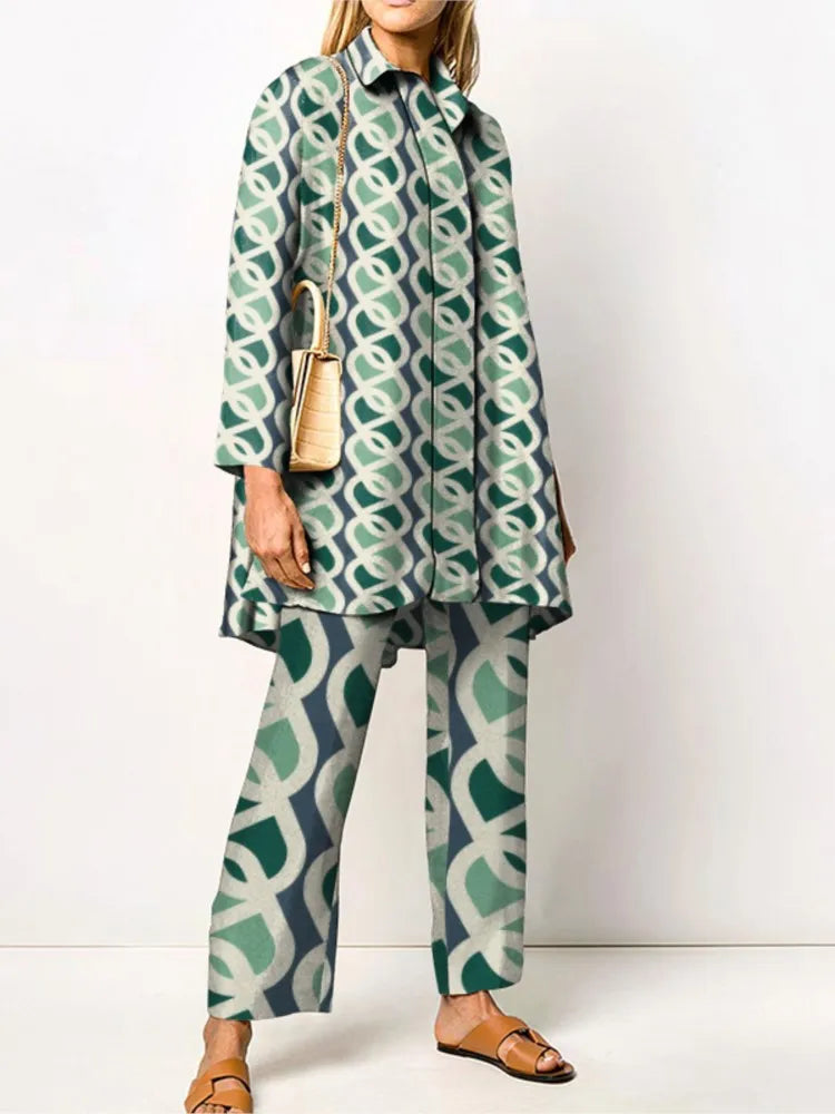 Completo elegante da donna in due pezzi vintage - camicetta e pantaloni alla moda