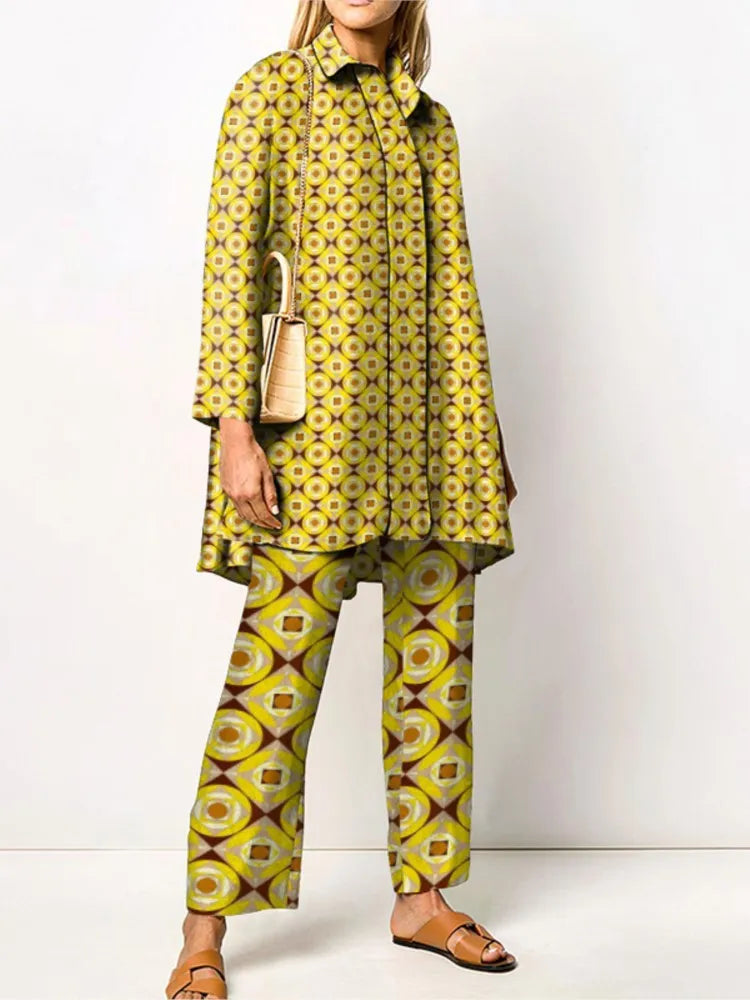 Completo elegante da donna in due pezzi vintage - camicetta e pantaloni alla moda