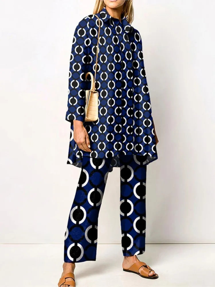 Completo elegante da donna in due pezzi vintage - camicetta e pantaloni alla moda