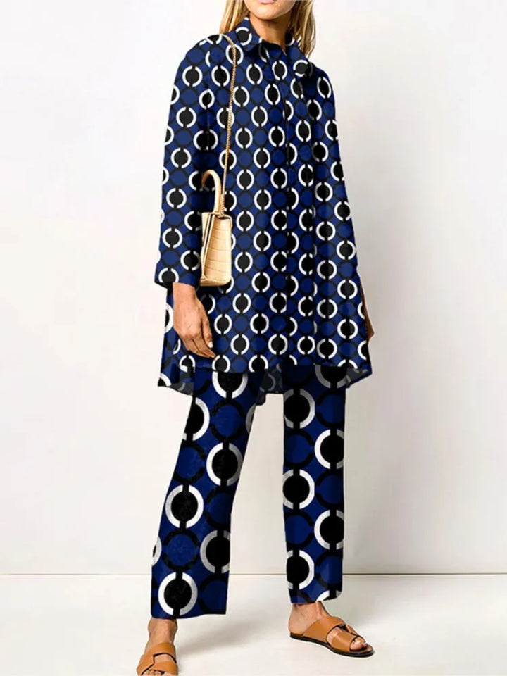 Completo elegante da donna in due pezzi vintage - camicetta e pantaloni alla moda