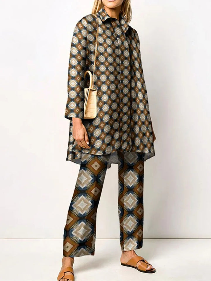 Completo elegante da donna in due pezzi vintage - camicetta e pantaloni alla moda