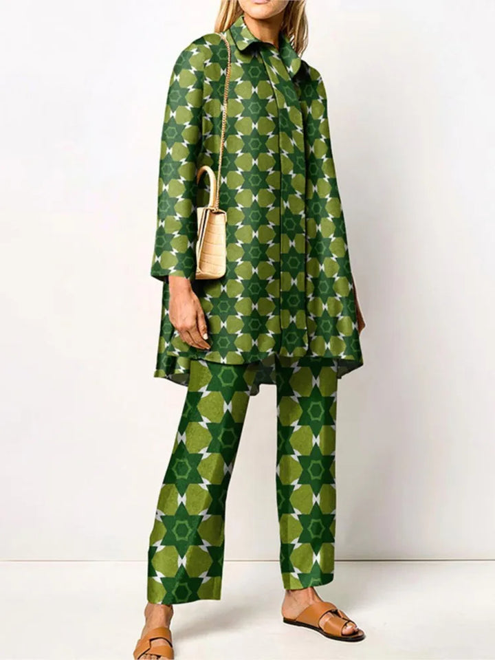 Completo elegante da donna in due pezzi vintage - camicetta e pantaloni alla moda