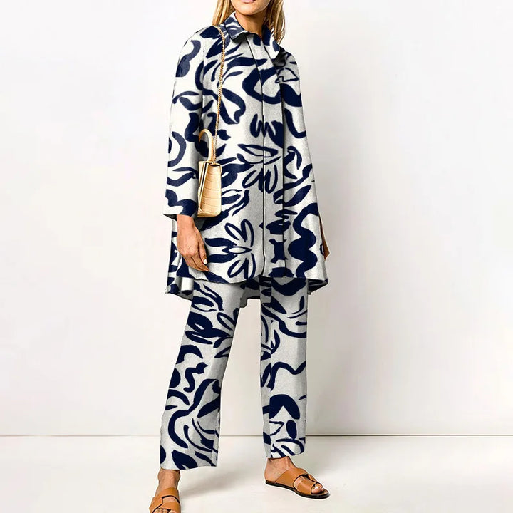 Completo elegante da donna in due pezzi vintage - camicetta e pantaloni alla moda