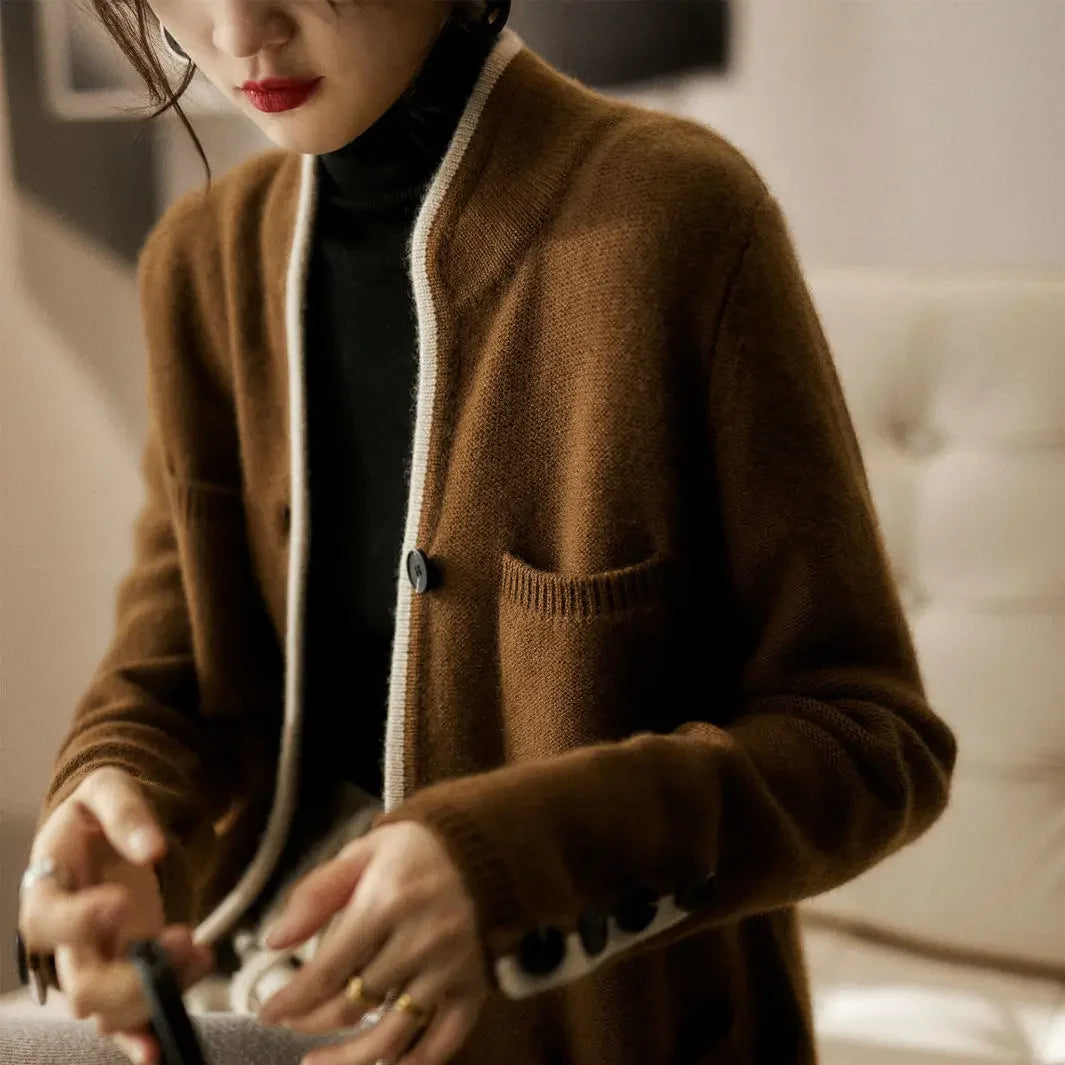 Cardigan donna con bottoni, tasche e rifiniture a contrasto